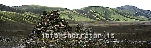 hs005129-01.jpg
maður á gangi, man walking
Dómadalur, south highland