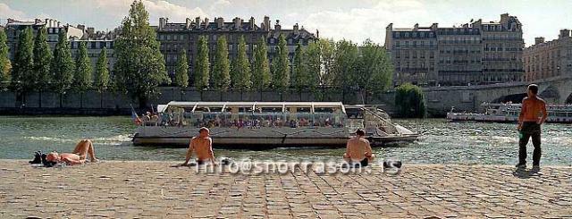 hs017717-01.jpg
karlmenn við Signubakka, 
men taking sunbath in Paris