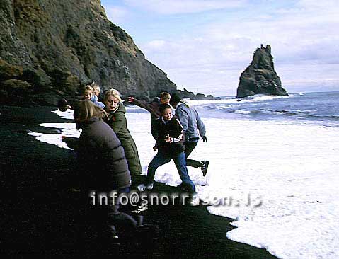 hs009780-01.jpg
fólk að ærslast, people playing
