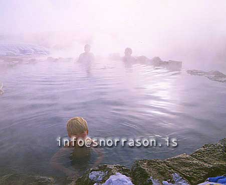 hs009399-01.jpg
strákur í heitri laug, young boy in a warm pool
