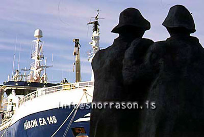 hs011586-01.jpg
Sjómenn horfa til hafs - stytta við Reykjavíkurhöfn
a silluette of sculpture at Reykjavik harbor