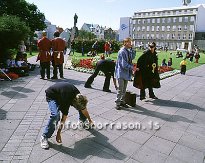 hs008696-01.jpg
Mannlíf á Austurvelli, fólk á austurvelli
People in Austurvöllur, city center