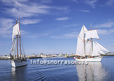 hs007891-01.jpg
Franskar skólaskútur
Sailing ships in Reykjavik harbor