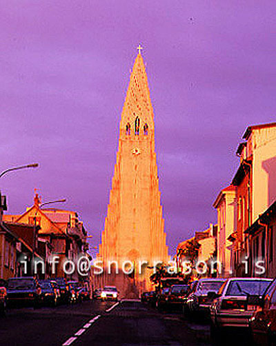 hs002572-01.jpg
Hallgrímskirkja, midnight sun, miðnætursól