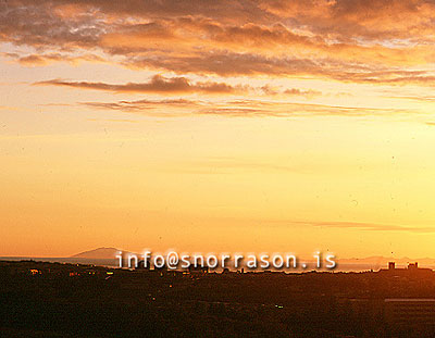 hs002487-01.jpg
Borgin og Snæfellsjökull, midnight sun in Reykjavik
midnight sun