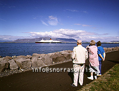 hs000085-01.jpg
Sæbrautin, Esja, ferðamenn
view to Mt. Esja