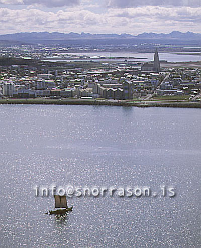 hs007954-01.jpg
Víkingaskipið Íslendingur á siglingu á sundunum.
The vikingship and Reykjavik