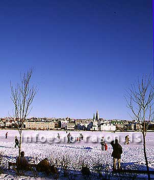 hs004802-01.jpg
Tjörnin í Reykjavík,  fólk á skautum, people ice skaiting