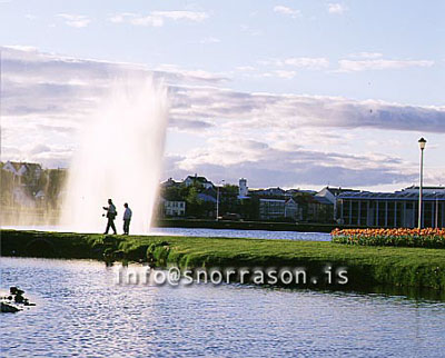 hs009053-01.jpg
Fólk við tjörnina
at the pond, city center