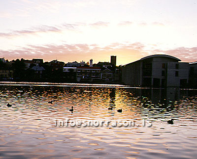 hs000005-01.jpg
Sólsetur bakvið Ráðhúsið
City hall in a summernight, sunset