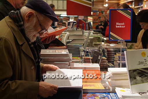 hs020612.jpg
gamall maður í bókabúð, old man in bookstore