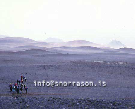 hs013673-01.jpg
gönguhópur á hálendinu, hikers walking through a desert