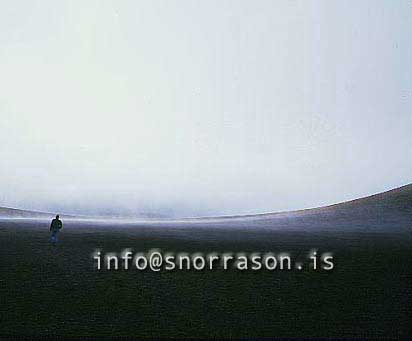 hs013531.-01.jpg
maður á gangi á svörtum sandi, þoka, man walking  black sand fields, fog