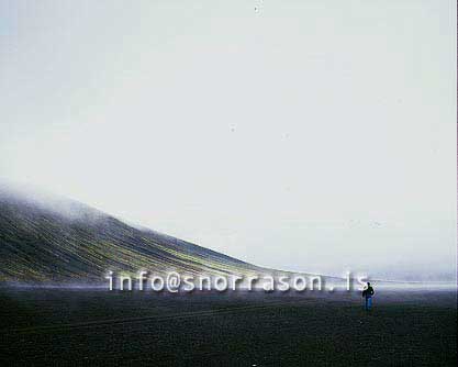 hs013528.-01.jpg
maður á gangi á svörtum sandi, þoka, man walking  black sand fields, fog