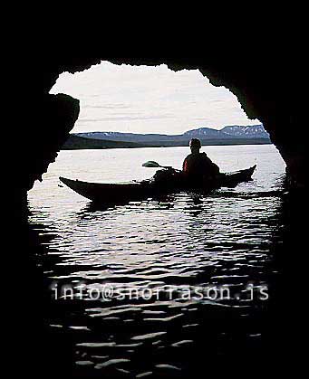 hs013003-01.jpg
kayakmaður í hellisopi, man in a cave