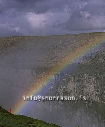 hs012590-01.jpg
maður og regnbogi, man and rainbow
Rainbow in Jökulsárgljúfur, national park, n - Iceland