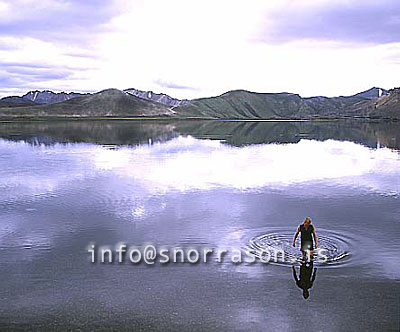 hs012043-01.jpg
maður að vaða, man vading