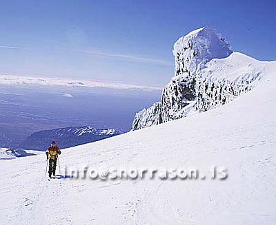 hs009898-01.jpg
maður í fjallgöngu, man walking up a mountain slope, 
Hiker in Vatnajökull