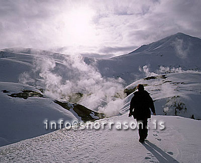 hs009414-01.jpg
ferðamaður við hverasvæði
The geothermal area in Kerlingafjöll, central highland