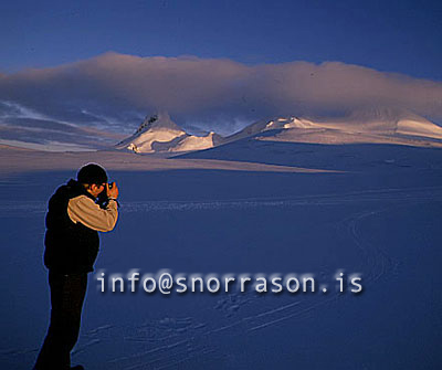 hs009347jpg.jpg
maður að taka myndir, man photographing