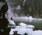 hs009088-01.jpg
lónið í Grímsvötnum, Vatnajökull
maður sitjandi á ísjaka, man sitting on a glacier