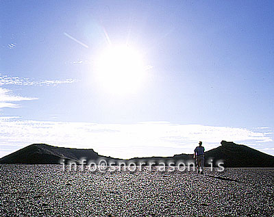 hs008900-01.jpg
maður á gangi, svartur sandur, Hrossaborgir
man walking