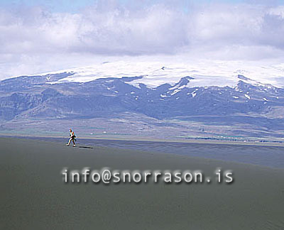 hs008575-01.jpg
maður á göngu, Ingólfshöfði, 
man walking, black sand