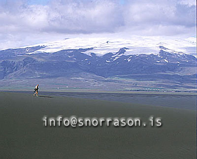 hs008573-01.jpg
maður á gangi, man walking, black sand, 
Ingólkfshöfdi