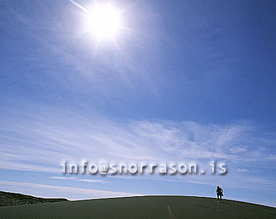 hs008566-01.jpg
maður gangandi í sandöldu, man walking in black sand