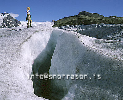 hs008516-01.jpg
kona á jökli, Svínafellsjökull, 
woman walking a glacier