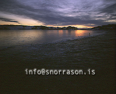 hs006704-01.jpg
maður á frosnu vatni, man standing on a frosen lake,   Keifarvatn sw - Iceland