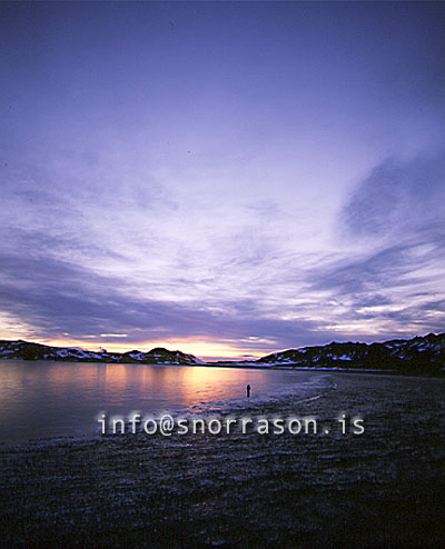 hs006703-01.jpg
maður á frosnu vatni, man standing in a frosen lake