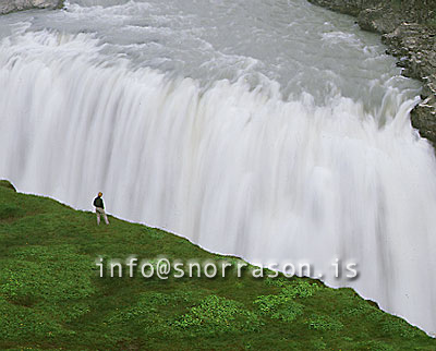 hs006402-01.jpg
maður að horfa á foss
man watching a waterfall