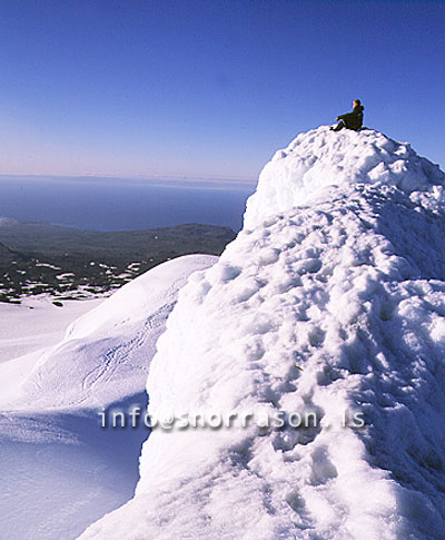 hs006166-01.jpg
maður á fjallstindi, man on mountain top, 
Snaefellsjökull glacier w - Iceland