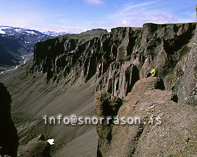 hs003631-01.jpg
maður á bjargbrún
man on cliffs edge