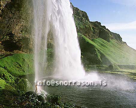 hs003128-01.jpg
man taking a shower under Seljalandsfoss waterfall
maður fær sér kalt bað undir Seljalandsfossi