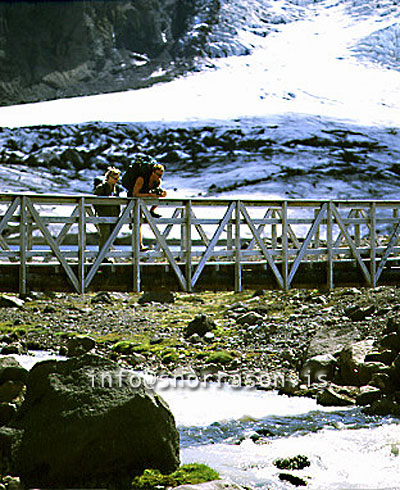 hs003052-01.jpg
par á göngu, hikers
On the track to Thorsmörk in south Iceland