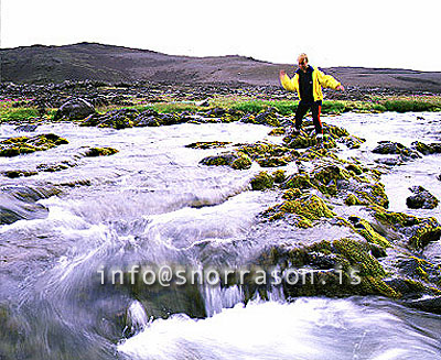 hs003026-01.jpg
stiklað á steinum, ferðamaður að vaða á, 
traveler crossing a stream