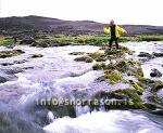 hs003026-01.jpg
stiklað á steinum, ferðamaður að vaða á, 
traveler crossing a stream