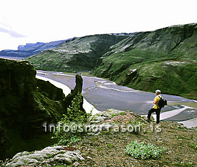 hs003016-01.jpg
göngumaður horfir yfir landið, hiker enjoying his view
Núpstadaskógur in SE - Iceland