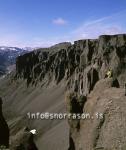 hs001504-01.jpg
maður á klettsbrún, í Lónsöræfum, 
man on a cliffs edge, Tröllakrókar