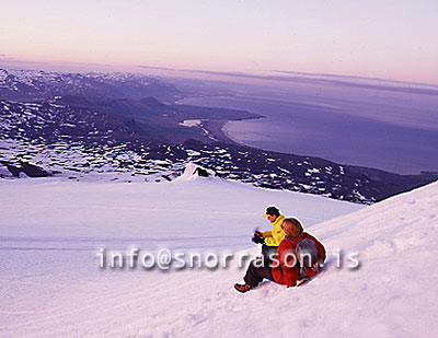 hs001143-01.jpg
fólk á Snæfellsjökli, people enjoying their view, summer night, sumarnótt