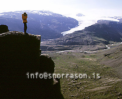 hs001028-01.jpg
maður á bjargsbrún, Lónsöræfi
man at a cliffs edge