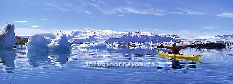 hs014210-01.jpg
maður á kayak á jökulsárlóni
man sailing a kayak at the Glacier Lagoon