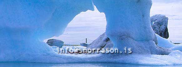 hs014190-01.jpg
maður á kayak á jökulsárlóni
man sailing a kayak at the Glacier Lagoon