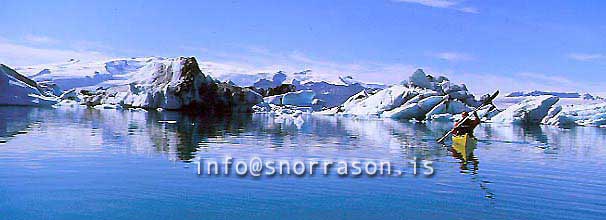 hs014184-01.jpg
maður á kayak á jökulsárlóni
man sailing a kayak at the Glacier Lagoon