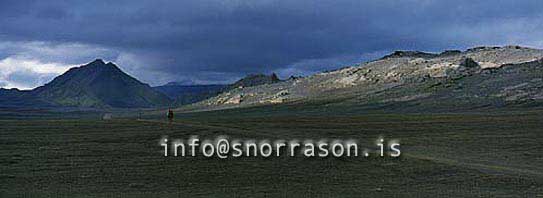 hs013500-01.jpg
göngumaður á fjallabaki syðra, man walking on black sands of south highland