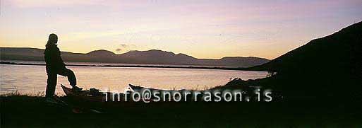 hs013353a-01.jpg
sólsetur við Þingvallavatn, maður stendur við kayaka, 
sunset at lake Thingvallavatn