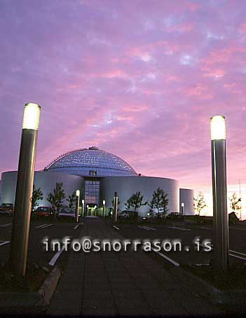 hs008614-01.jpg
Evening light in the skies above the Pearl