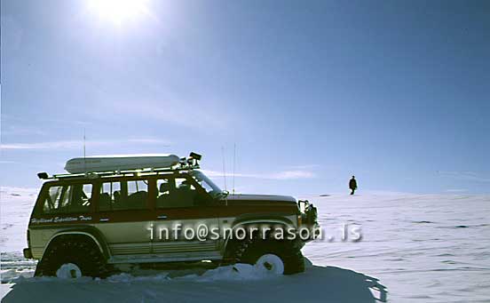 hs005201-01.jpg
Driving trough endless deerets of  snow